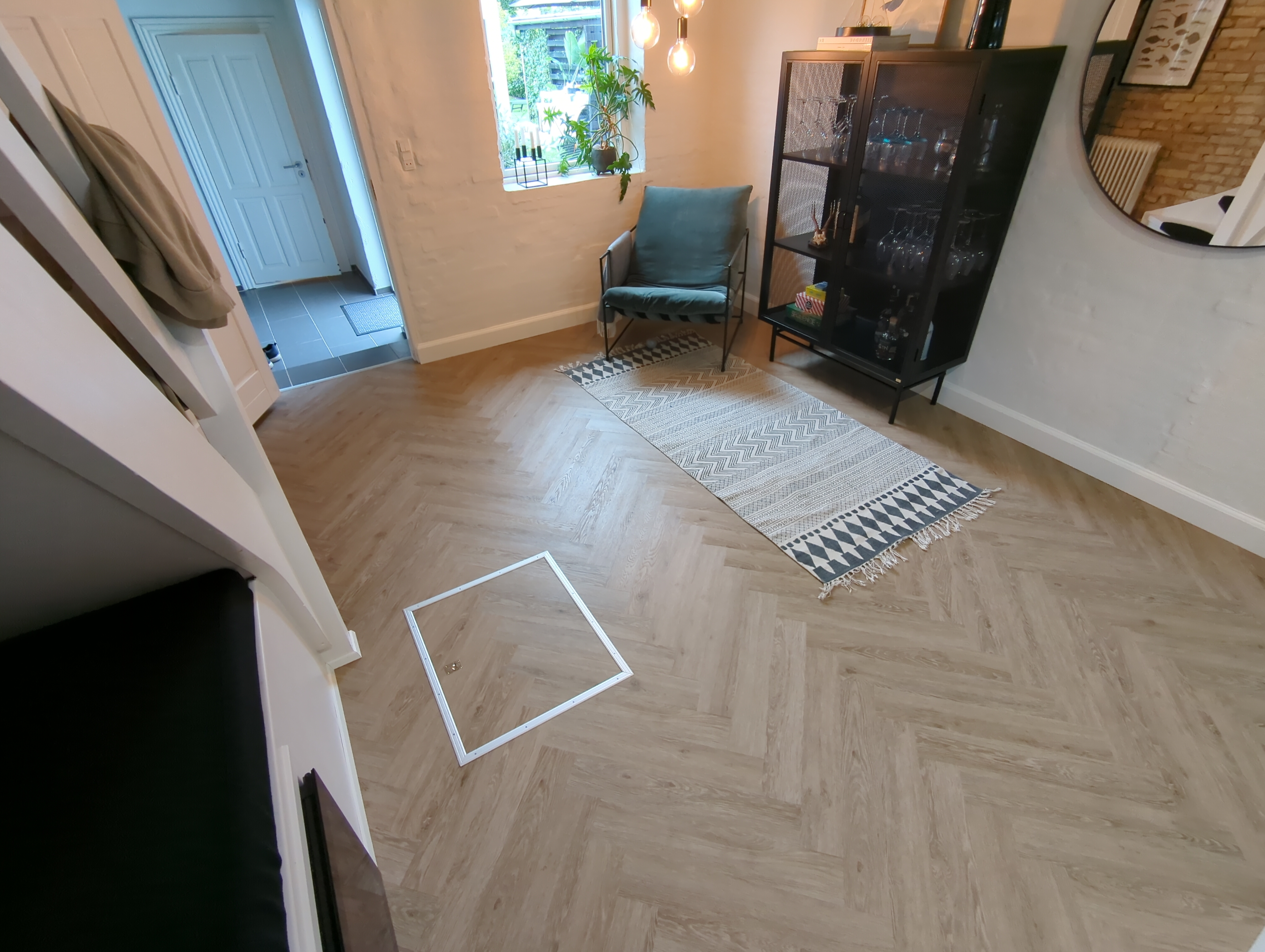 Møbleret stue med nyt sildebens vinylgulv